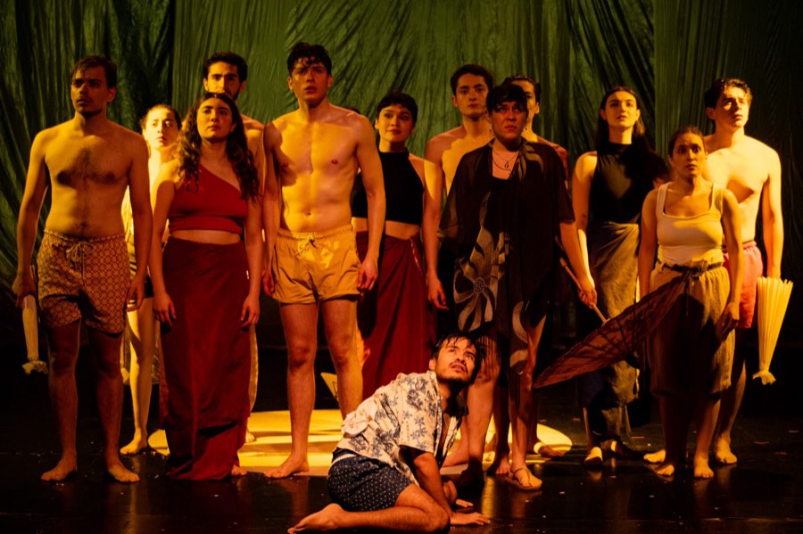 Fotografía de escena de Llevados por la cresta de una ola con el elenco completo