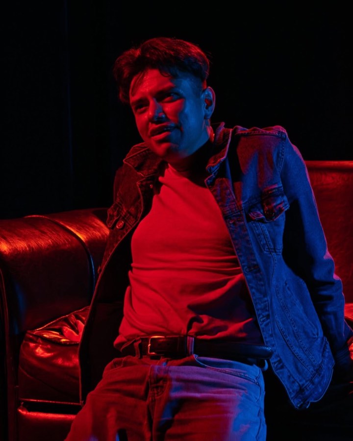 Fotografía de escena en clave de luz roja y azul